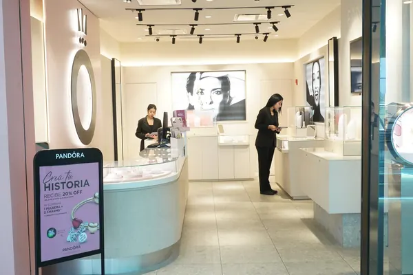 Pandora, Tocumen International Airport: store interior