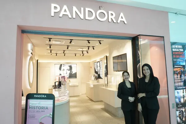 Pandora, Tocumen International Airport: store team