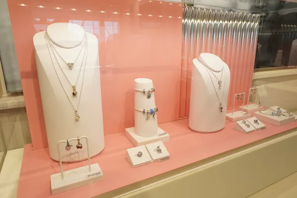 Pandora, Tocumen International Airport: products